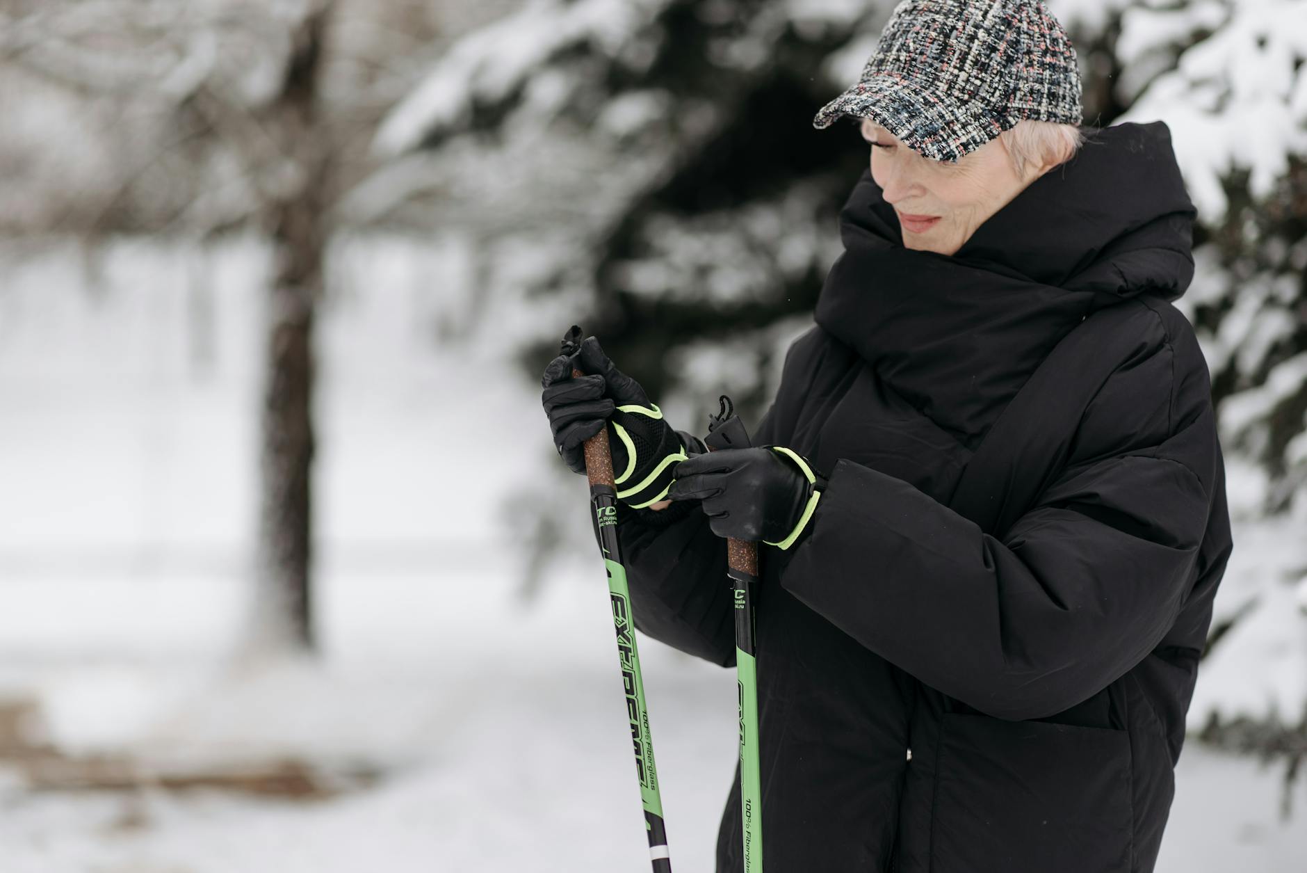 Grupa osób uprawiająca nordic walking na ścieżce leśnej w okolicach Augustowa